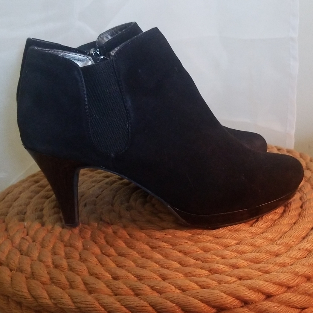 BANDOLINO Black Faux Suede ankle boot